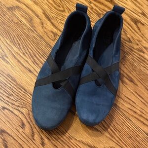 Authentic ARCHE Blue Suede Women’s Shoes Gently Worn Size 39 (fits like a US8)